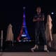 Rei de Paris! Neymar posa para fotos com a Torre Eiffel