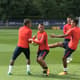 Neymar e Verratti fazem tabela de peito em treino do PSG