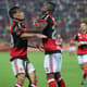 Paquetá celebra gol do Flamengo com Vinicius Júnior. Garotos são opções para Rueda