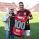 Guerrero completou 100 jogos pelo Flamengo e ganhou homenagem do clube contra o Atlético-PR