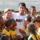 Não é só com festas que o craque gasta seu dinheiro. Neymar idealizou o Instituto Neymar JR (INJR) e pôs em prática a instituição que ajuda cerca de 10 mil pessoas direta e indiretamente.