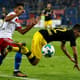 O lateral-esquerdo Douglas Santos, ex-Atlético-MG, não foi bem na derrota do Hamburgo para o Borussia Dortmund. Ele foi substuído no início do segundo tempo