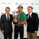Mexicano Rodolfo Cazaubon recebe o troféu pelo título do Aberto do Brasil de golfe