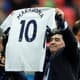 Maradona homenageado com uma camisa do Tottenham