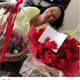 Gabriel Jesus presenteia a mãe com flores e chocolate no aniversário