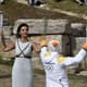 A sacerdotisa do Templo de Hera acende a tocha do grego Apostolis Angelis, que abriu o revezamento da tocha olímpica dos Jogos de 2018 (Crédito: COI)