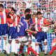 França 1 x 0 Paraguai - 1998 -&nbsp;A caminhada da França rumo ao seu primeiro título mundial não foi nada fácil. Nas oitavas de final, encarou o Paraguai, que tinha uma forte defesa com Chilavert, Arce, Ayala e Gamarra, este último que foi um monstro em campo. Os anfitriões só conseguiram furar o bloqueio guarani aos 9 minutos do 2º tempo da prorrogação, com gol de Blanc<br><br>