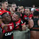 Vinicius Júnior é beijado por torcedor rubro-negro após a classificação