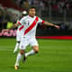 Guerrero em ação pelo Peru. Atacante está suspenso pela Fifa