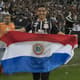 Balbuena comemorou o título com a bandeira do Paraguai&nbsp;