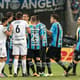 Jogadores do Grêmio cercaram o árbitro ao final da vitória sobre o Lanús