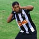 Em 2013, após marcar o gol do título estadual do Atlético-MG, Ronaldinho Gaúcho chegou perto da torcida rival e simulou jogar uma granada na arquibancada