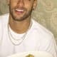 Neymar se diverte em restaurante em SP
