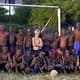 John Guidetti, aos 10 anos, em meio aos seus companheiros de futebol no Quênia