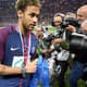 Neymar carrega a taça da Copa da França, conquistada pelo PSG