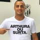 Arthur Cabral ganhou camisa personalizada de marca cearense