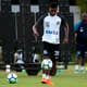 Rodrygo em ação durante treino no CT Rei Pelé: camisa 43 é titular absoluto do Santos atualmente