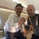 Iniesta posta foto com presidente de clube japonês