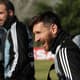 Lionel Messi treina com bola na Argentina