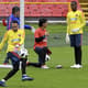 Carlos Arboleda (dir.) em treino da seleção da Colômbia