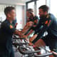 Roberto Firmino encontra Alisson em treino no CT do Tottenham