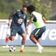 Neymar e Willian disputam bola em treino da Seleção em Londres