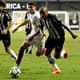 Ayrton Lucas disputa a bola com jogadores do Atlético-MG