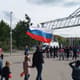 Torcedor russo chega com a família ao Estádio Lujniki