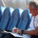 Tite faz anotações durante treino da Seleção em Sochi