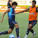 Ramon disputa bola com Coutinho durante treino do Vasco em 2010. Veja a seguir outras imagens na galeria do LANCE!