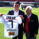 Leco fez questão de posar ao lado de João Menin, presidente do banco Inter, no lançamento da nova camisa