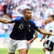 Os dois gols marcados por Mbappé contra a Argentina, nas oitavas de final da Copa, tornaram o camisa 10 da França o jogador mais novo do país a marcar duas vezes numa só partida desde 1945.