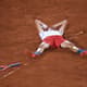 Zsombor Piros chora após vencer seu primeiro jogo pela Copa Davis