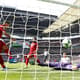O brasileiro Roberto Firmino fez um gol na vitória do Liverpool sobre o Tottenham, por 2 a 1, em Wembley. O atacante ainda foi parar no hospital após levar uma dedada no olho durante a partida.<br><br>Veja a seguir outros brasileiros que se destacaram no futebol europeu neste fim de semana!