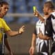 André Luis, do Botafogo, x Estudiantes em 2008 - arranca o cartão da mão do juiz