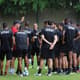 Técnico Diego Aguirre reuniu seus jogadores para uma conversa antes do treino