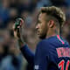 Neymar mostra objeto jogado contra ele no Velodrome