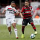 Everton Ribeiro e Bruno Peres disputam jogada&nbsp;