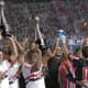Trecho do filme com os ídolos no Morumbi levantando as três taças de campeão mundial do São Paulo