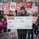 Manifestantes contrários à candidatura de Calgary para os Jogos de Inverno de 2026