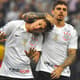 Os ex-vascaínos Mateus Vital e Fagner comemoram o gol do Corinthians