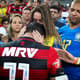 Lucas Paquetá recebe o carinho após sua despedida no Maracanã