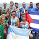 ntegrantes do Quatro Sem masculino (à esquerda) comemoram a medalha de prata no Pré-Pan (Crédito: Divulgação/Confederação Brasileira de Remo)
