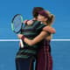 Cameron Norrie e Katie Boutler se abraçam após partida de duplas mistas