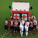 No clássico pelo segundo turno do Brasileirão, jogadores de Vasco e Flamengo precisaram empurrar a ambulância no Mané Garrincha