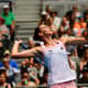 Karolina Pliskova saca contra Garbiñe Muguruza no Australian Open 2019