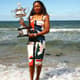 Naomi Osaka na praia de Melbourne com o seu troféu do Australian Open