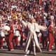 Início sem glamour. O primeiro Super Bowl foi realizado no Los Angeles Memorial Coliseum, no dia 15 de janeiro de 1967. As atrações no intervalo, por quase duas décadas, foram marcadas por apresentações de bandas marciais de universidades e bandas militares ou pela performance de grupos de entidades filantrópicas como a "Up with People".<br>