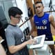 Balança de bioimpedância, com o fisiologista Dailson Paulucio: novidade no Botafogo