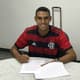 Matheuzinho assinou contrato neste sábado com o Flamengo